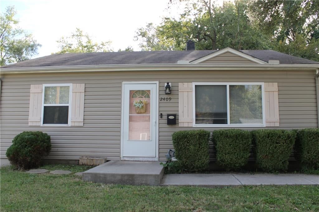 2409 NE Pursell Road, Gladstone, MO: listing photo 2