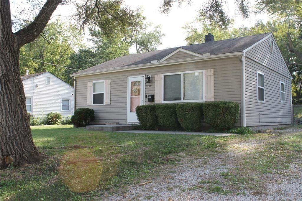 2409 NE Pursell Road, Gladstone, MO: listing photo 3