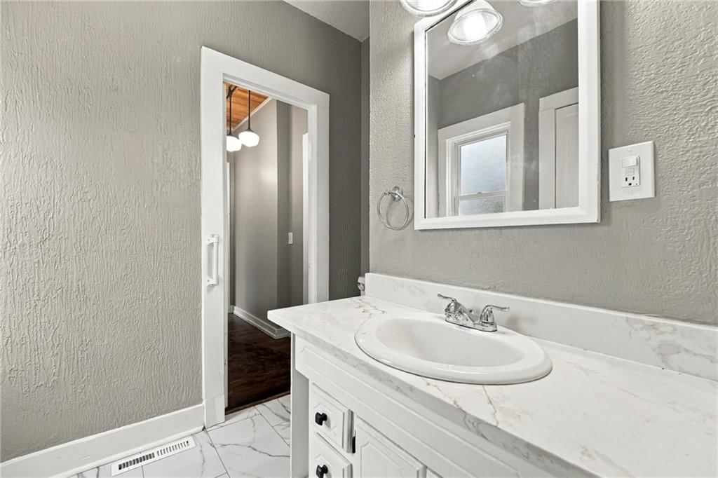 Photo 28 of 62 - 720 W 7th Street, Leavenworth, KS 66048