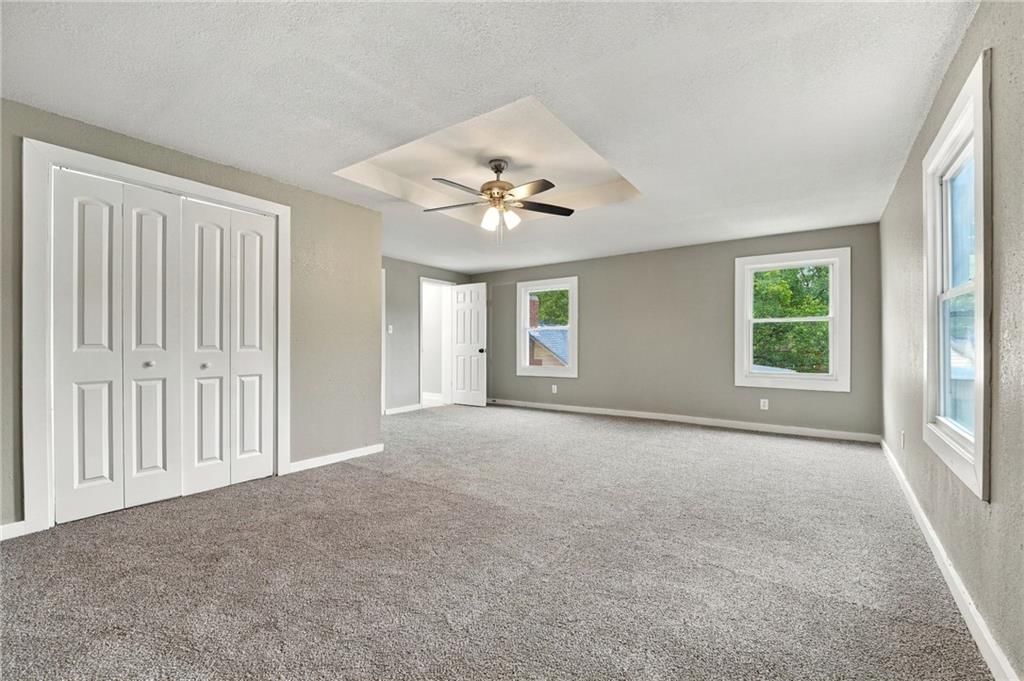 Double vanity and white vanity at 720 W 7th Street, Leavenworth, KS 66048