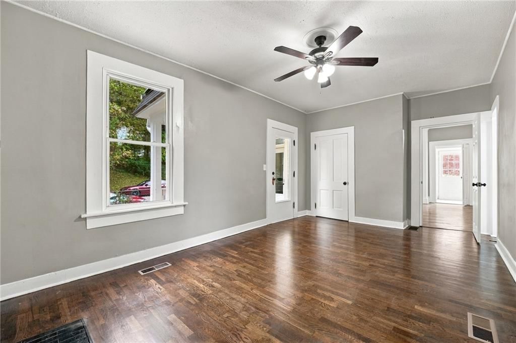Photo 18 of 62 - 720 W 7th Street, Leavenworth, KS 66048
