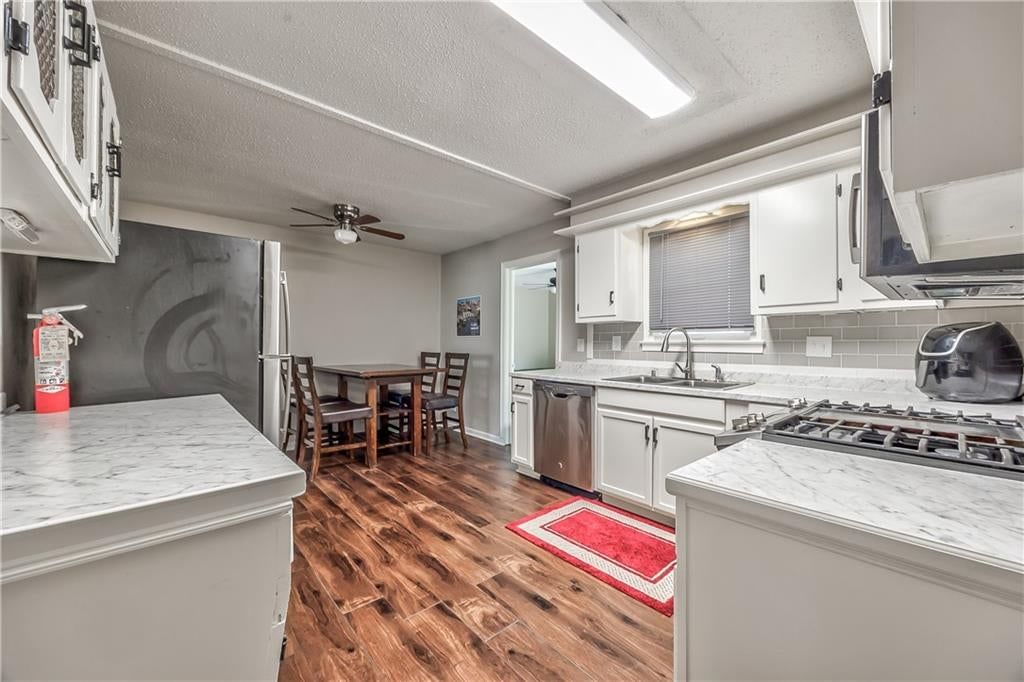 Breakfast nook at 8425 Boone Street, Kansas City, MO 64114