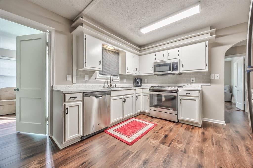 Photo 10 of 35 - 8425 Boone Street, Kansas City, MO 64114