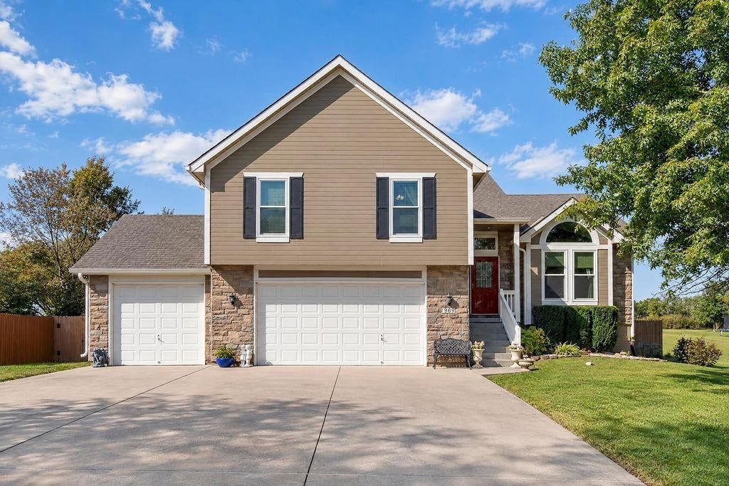 993 Sicklebar Drive, Peculiar, MO 64078