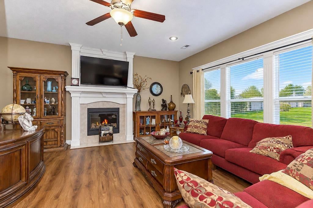 Recessed lighting at 993 Sicklebar Drive, Peculiar, MO 64078