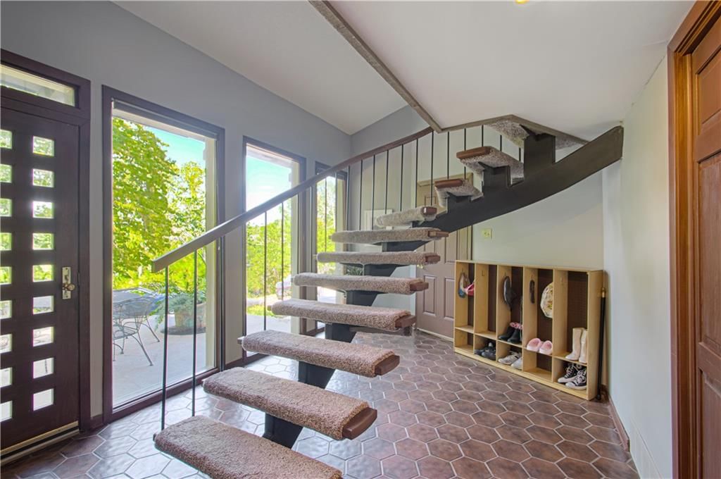312 Lake Forest Drive, Bonner Springs, KS: listing photo 2