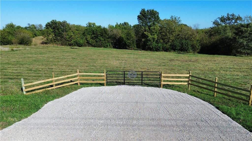 Harmony Road, Paola, KS: listing photo 2