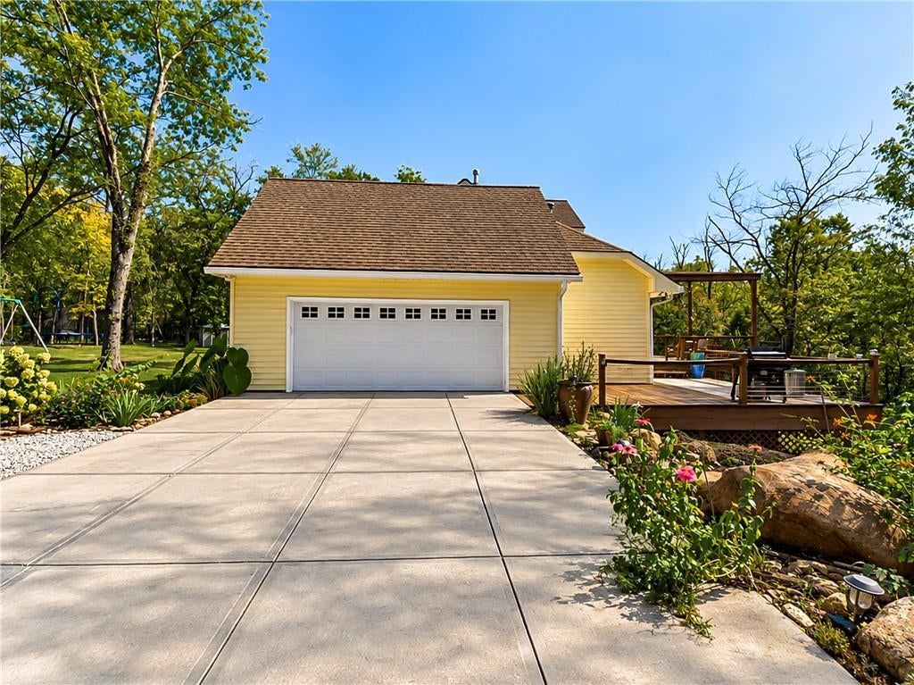 Attached garage at 7955 NW Bridle Parc Lane, Kansas City, MO 64152