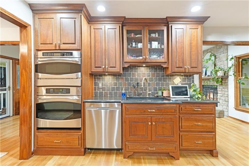 Double oven at 7955 NW Bridle Parc Lane, Kansas City, MO 64152