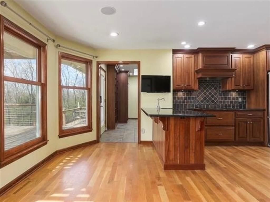 Photo 16 of 50 - 7955 NW Bridle Parc Lane, Kansas City, MO 64152