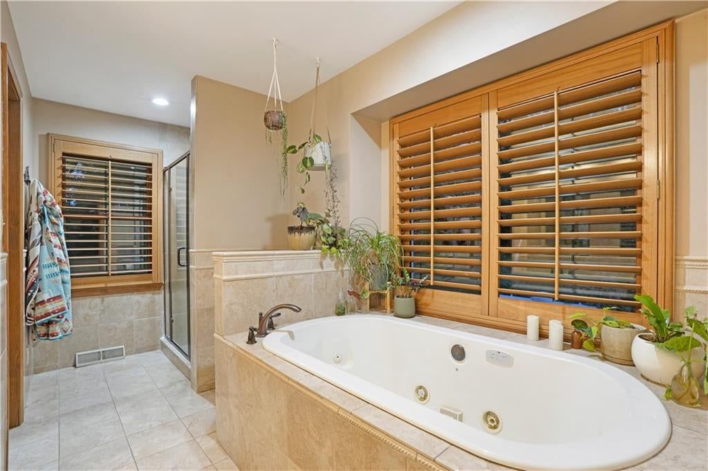 Photo 21 of 50 - 7955 NW Bridle Parc Lane, Kansas City, MO 64152
