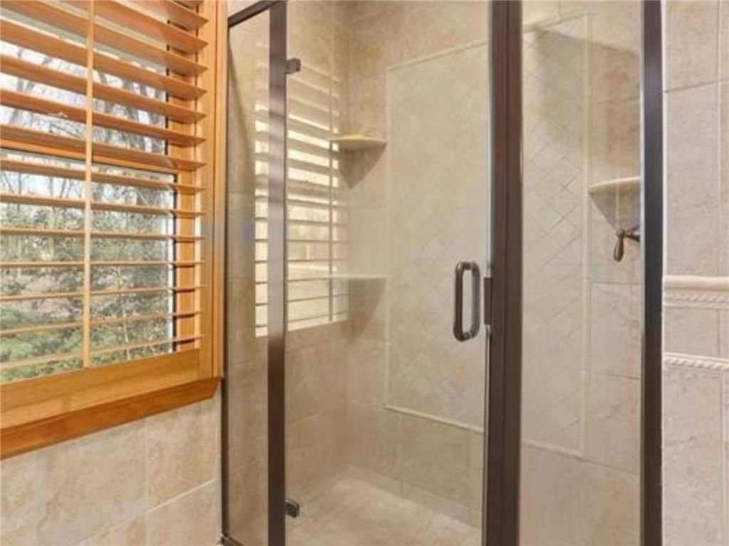 Tiled shower at 7955 NW Bridle Parc Lane, Kansas City, MO 64152