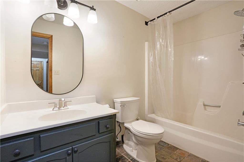 Photo 28 of 50 - 7955 NW Bridle Parc Lane, Kansas City, MO 64152