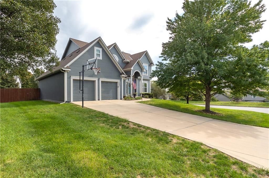 5831 Theden Street, Shawnee, KS: listing photo 2