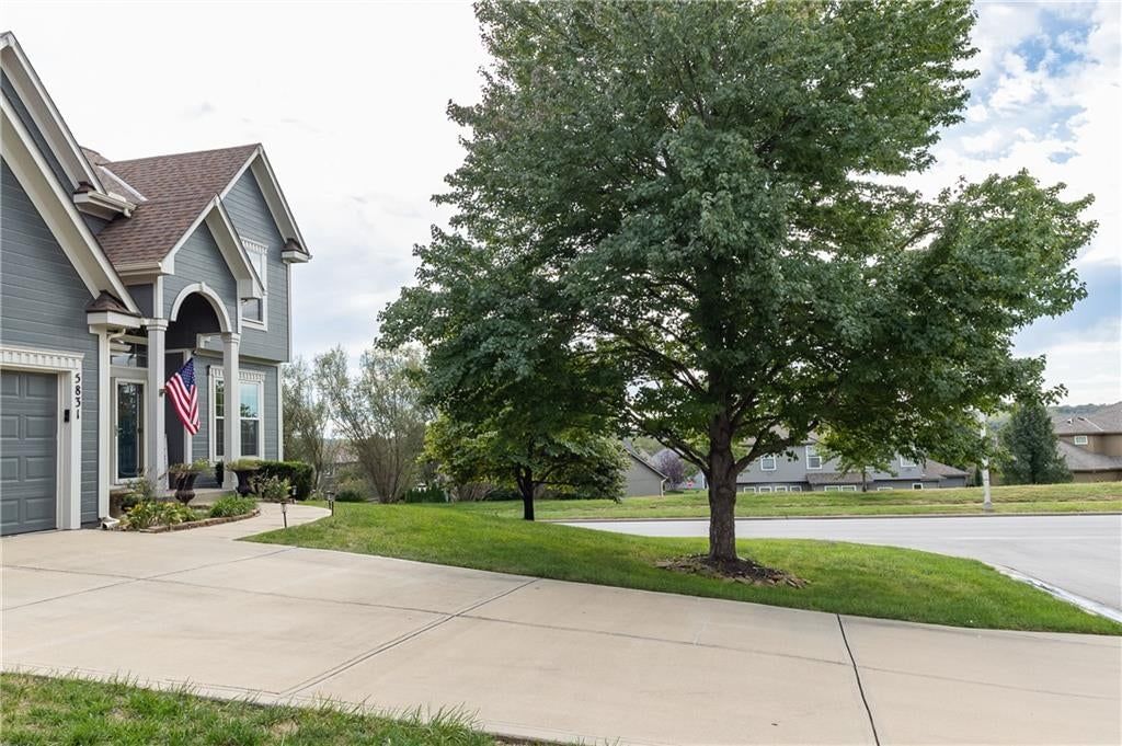 5831 Theden Street, Shawnee, KS: listing photo 3