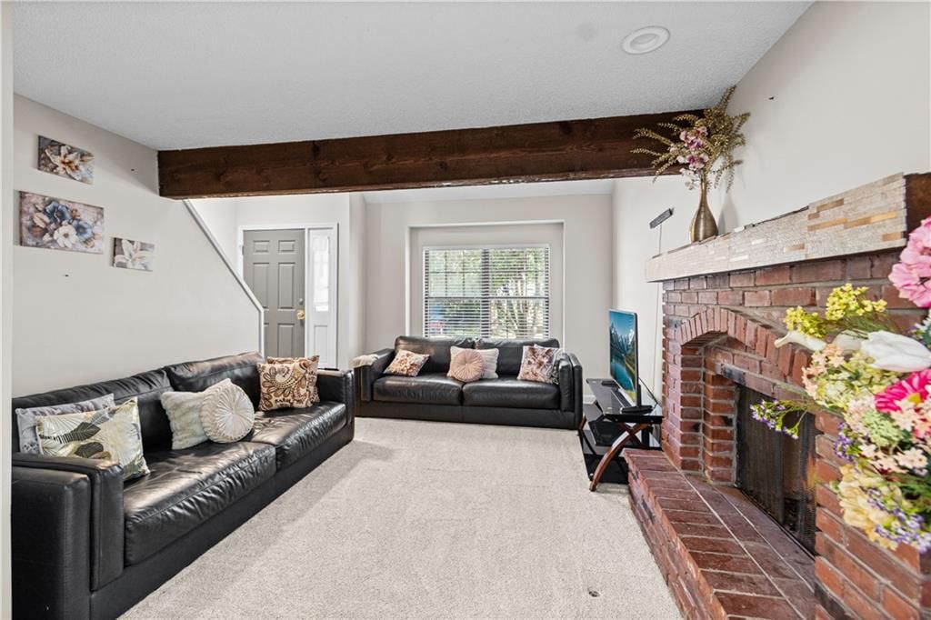 10814 Haskins Street, Lenexa, KS: listing photo 2