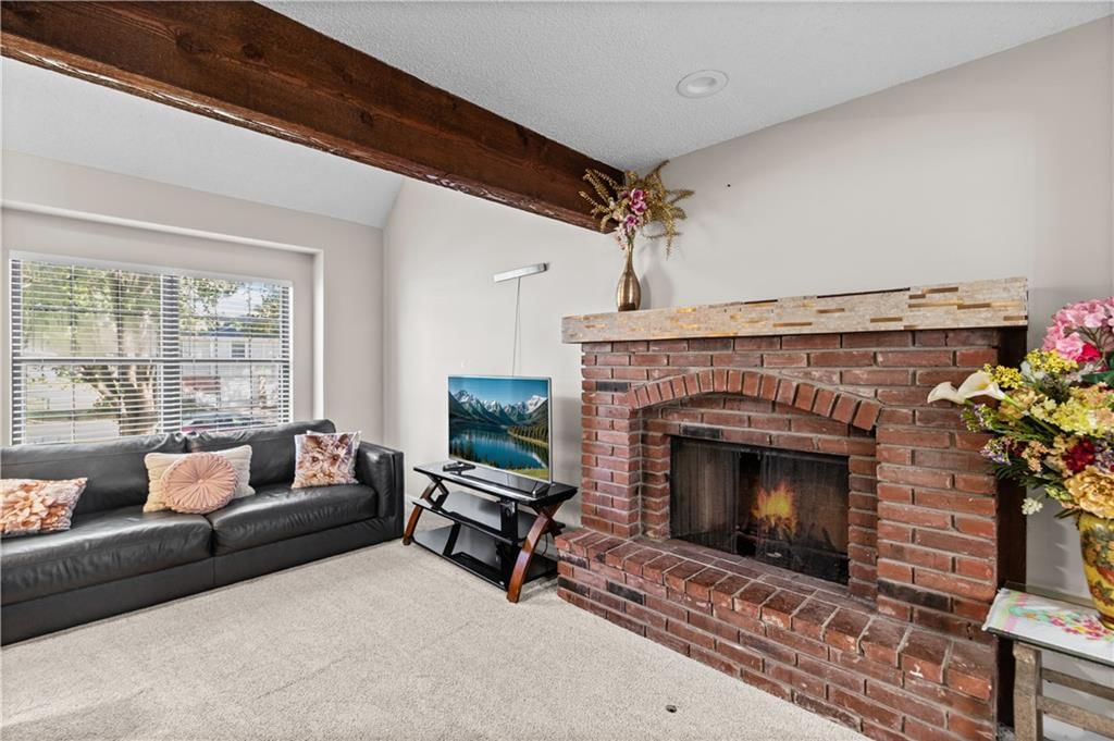 10814 Haskins Street, Lenexa, KS: listing photo 3