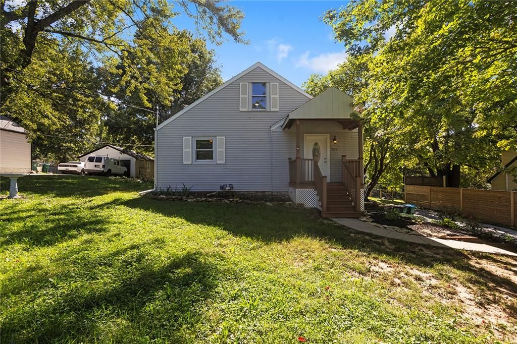 705 NE Lindberg Drive, Kansas City, MO