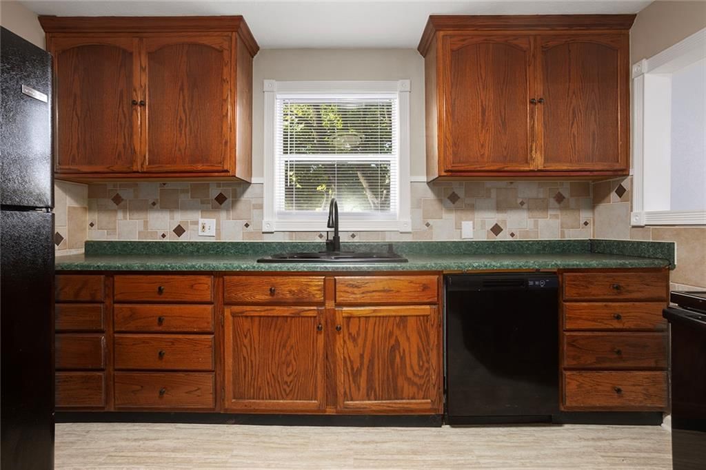 Photo 9 of 25 - 705 NE Lindberg Drive, Kansas City, MO 64118