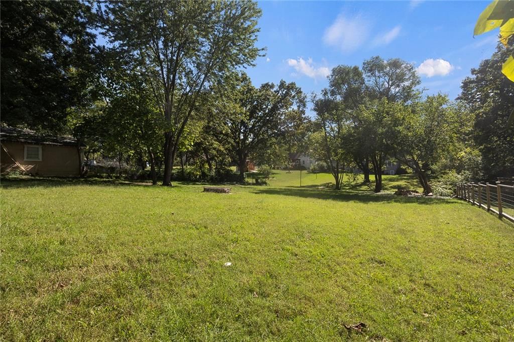 Photo 23 of 25 - 705 NE Lindberg Drive, Kansas City, MO 64118