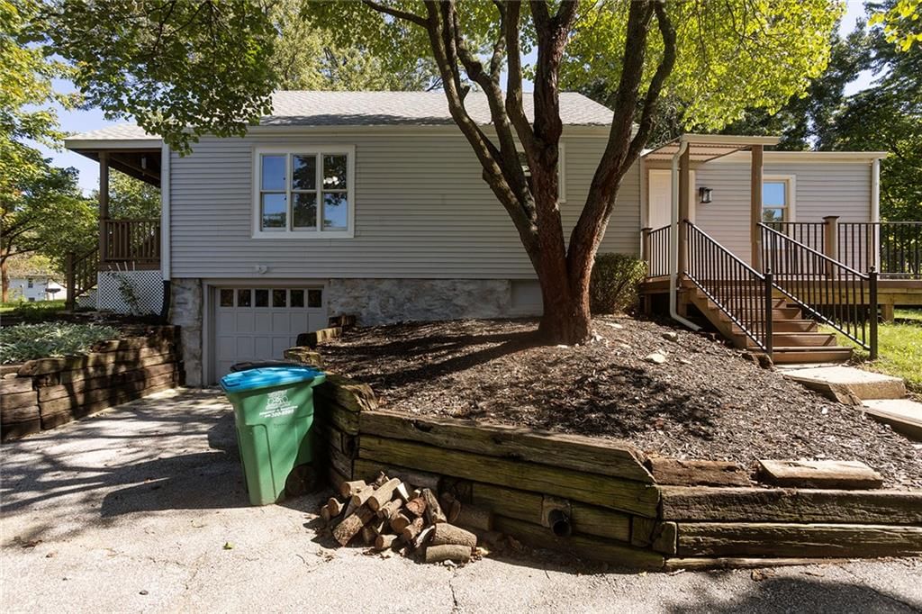 Photo 24 of 25 - 705 NE Lindberg Drive, Kansas City, MO 64118