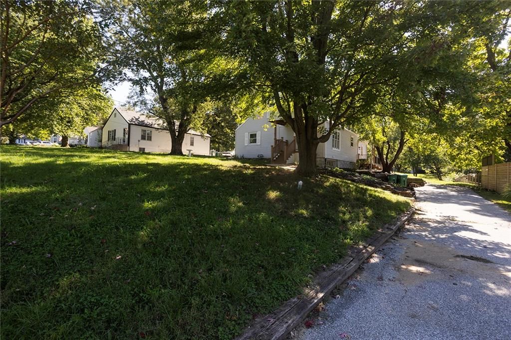Photo 25 of 25 - 705 NE Lindberg Drive, Kansas City, MO 64118