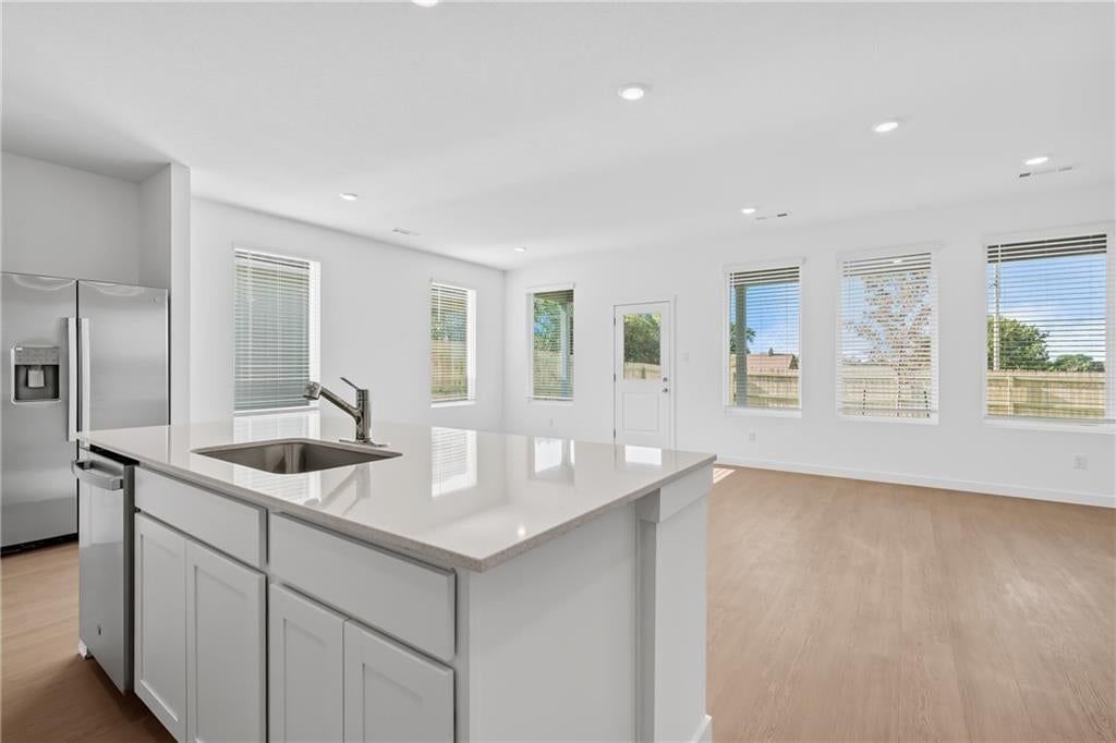 4008 NE Apple Grove Drive, Lee's Summit, MO: listing photo 2