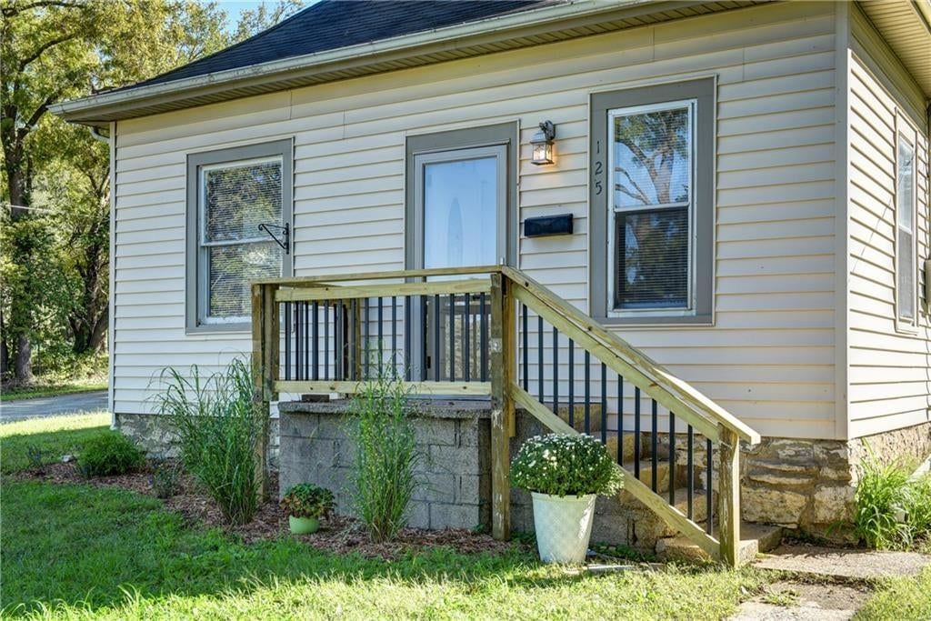 Photo 5 of 39 - 125 N Overton Avenue, Independence, MO 64053