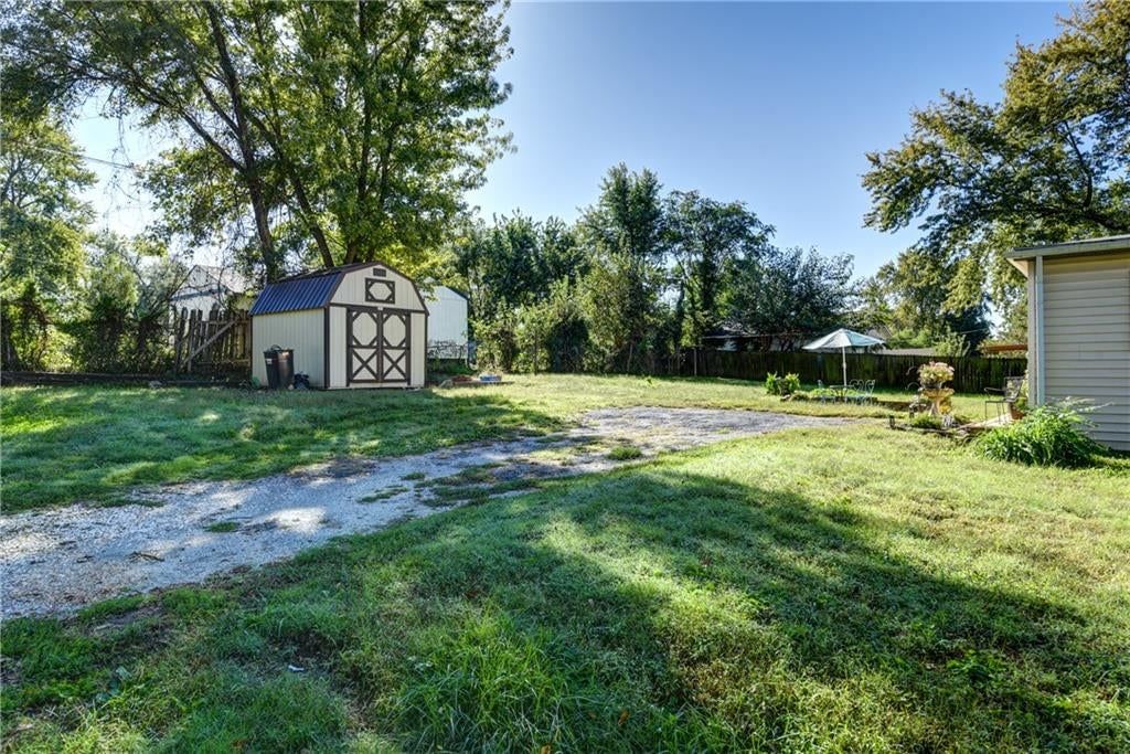 Photo 33 of 39 - 125 N Overton Avenue, Independence, MO 64053