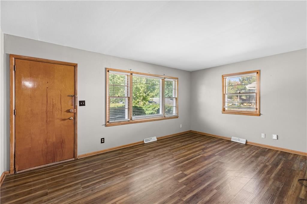 Photo 4 of 28 - 413 Maple Street, Liberty, MO 64068