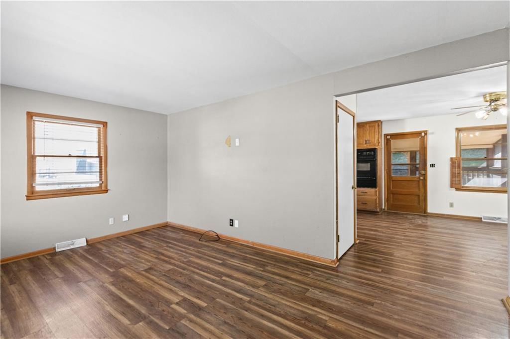 Photo 5 of 28 - 413 Maple Street, Liberty, MO 64068