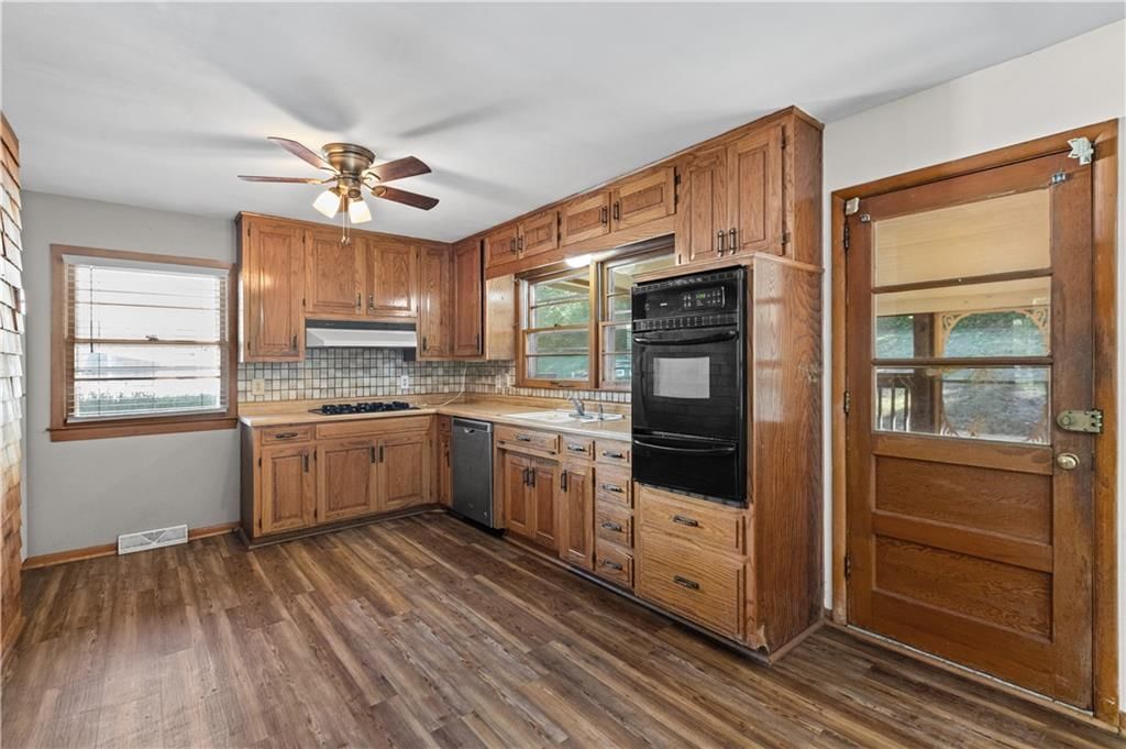 Gas range, shiplap / paneling and double oven at 413 Maple Street, Liberty, MO 64068