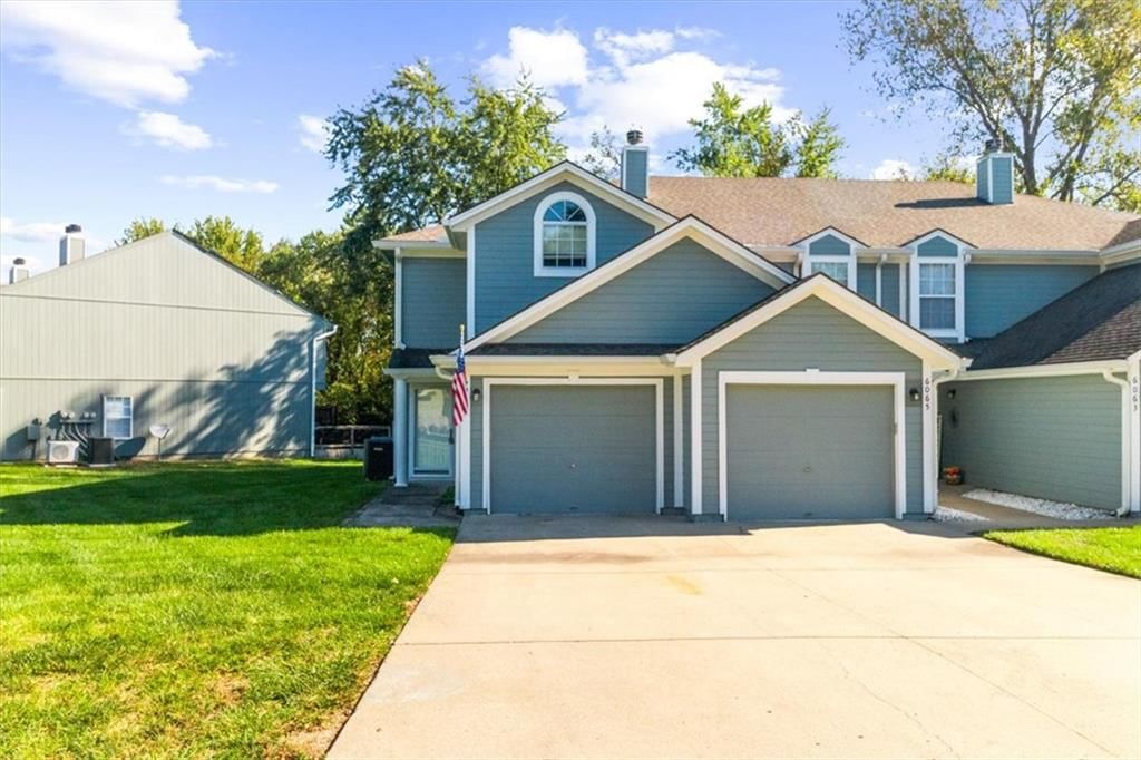 6067 NE Moonstone Drive, Lee's Summit, MO: listing photo 2