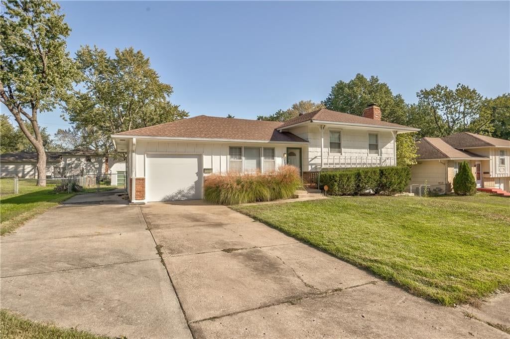 Attached garage at 8006 E 89th Street, Kansas City, MO 64138