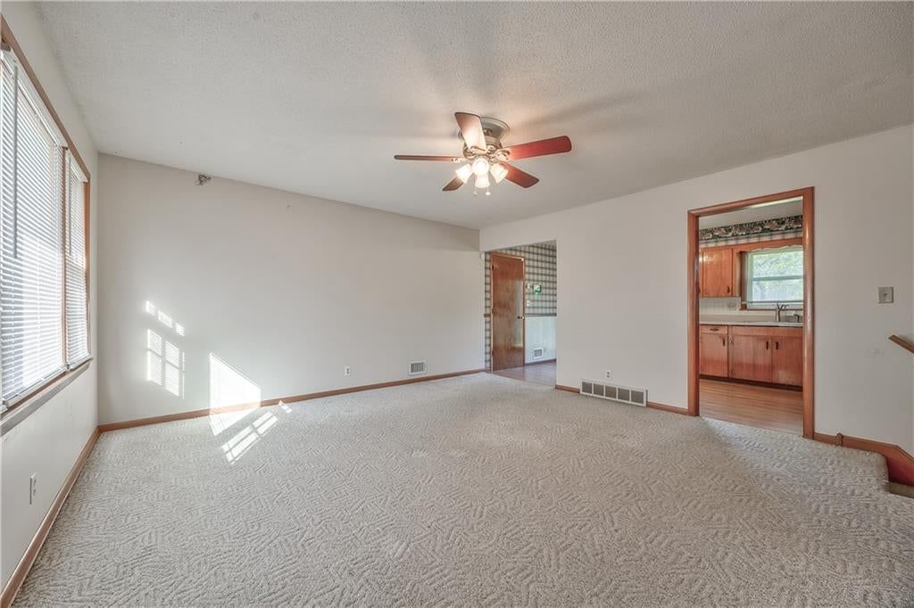 Photo 3 of 27 - 8006 E 89th Street, Kansas City, MO 64138
