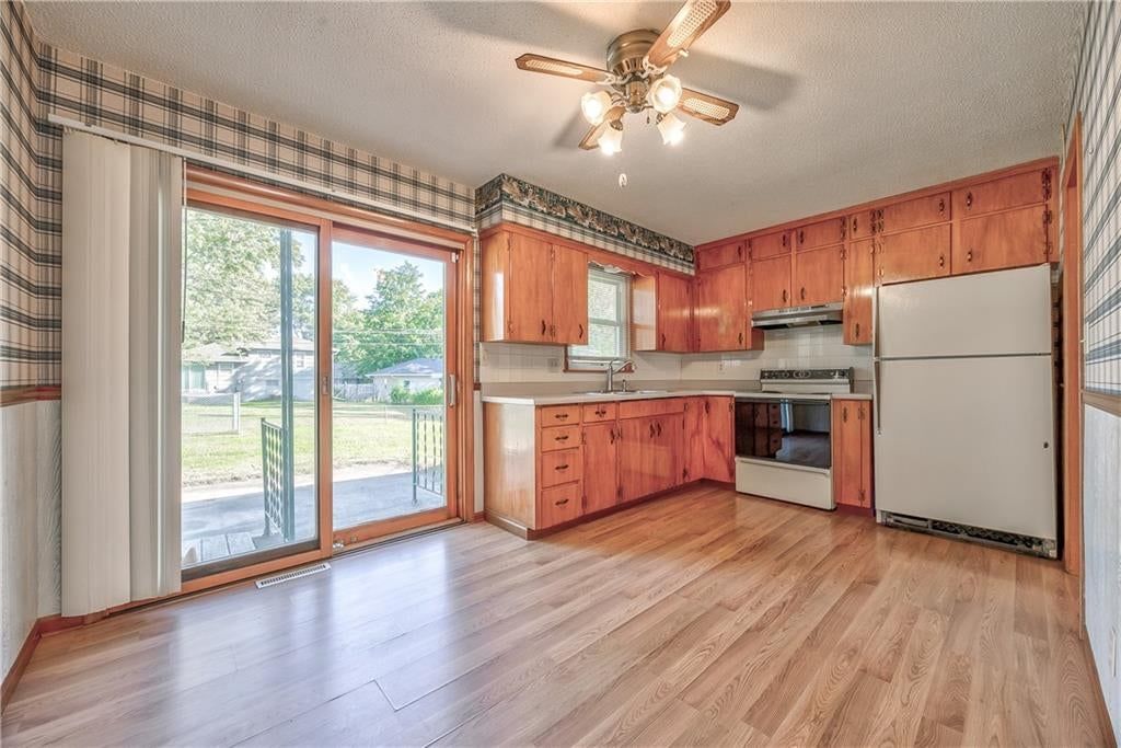 Open floor plan and breakfast nook at 8006 E 89th Street, Kansas City, MO 64138