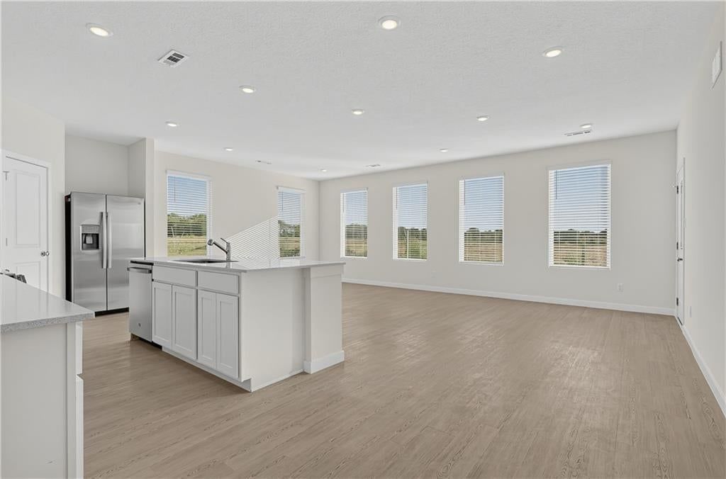 4108 NE Apple Grove Drive, Lee's Summit, MO: listing photo 2