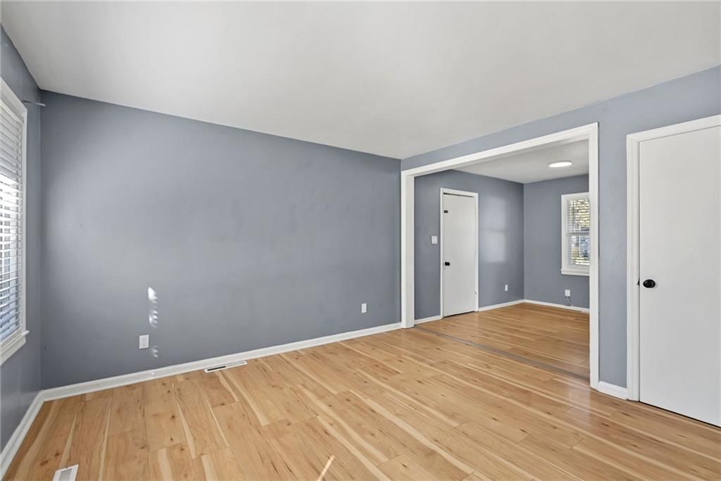 Photo 8 of 23 - 16618 E Salisbury Road, Independence, MO 64056