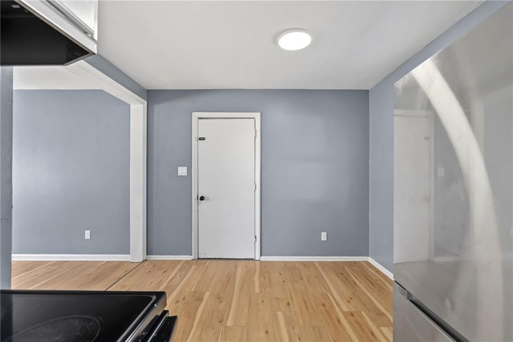 Mixed-finish appliances at 16618 E Salisbury Road, Independence, MO 64056