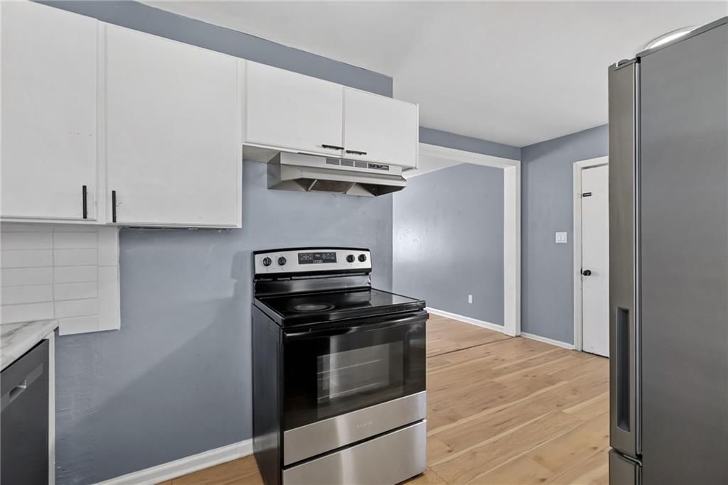 Electric range at 16618 E Salisbury Road, Independence, MO 64056