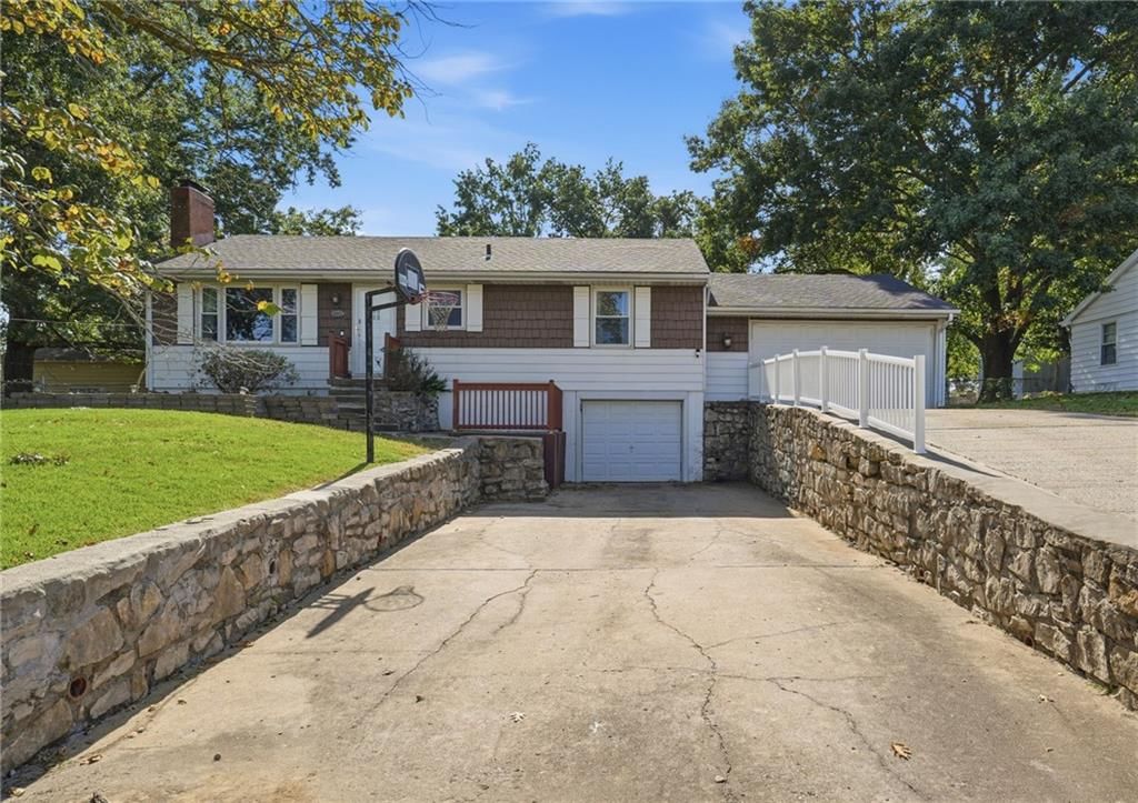9005 79th Street E, Raytown, MO: listing photo 3