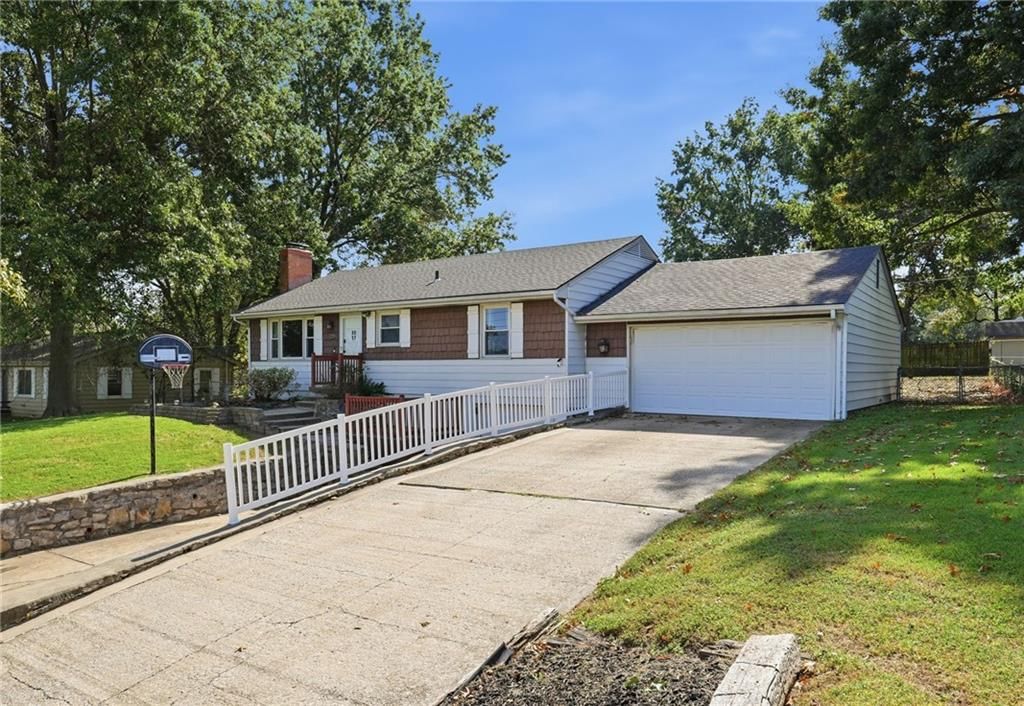 Photo 4 of 29 - 9005 79th Street E, Raytown, MO 64138