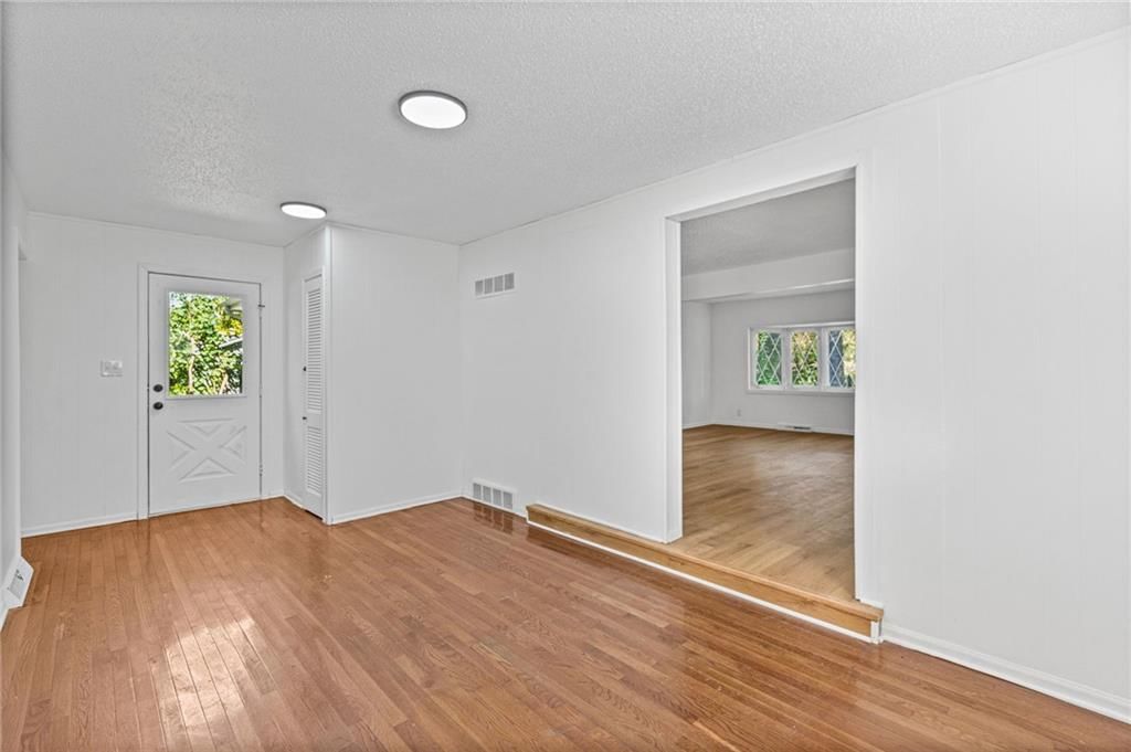 Photo 7 of 26 - 6912 N Harrison Street, Gladstone, MO 64118