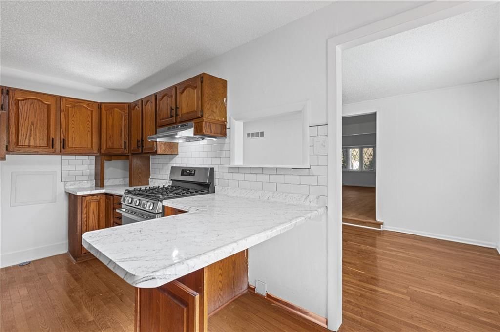 Gas range at 6912 N Harrison Street, Gladstone, MO 64118