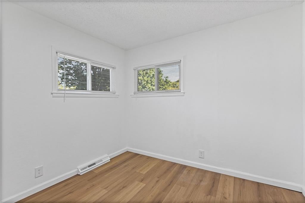 Photo 18 of 26 - 6912 N Harrison Street, Gladstone, MO 64118