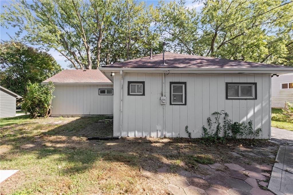 Fenced yard at 6912 N Harrison Street, Gladstone, MO 64118