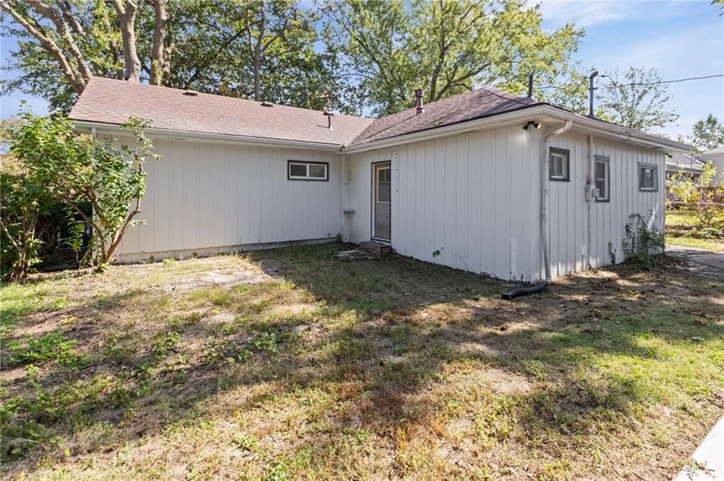 Concrete driveway at 6912 N Harrison Street, Gladstone, MO 64118
