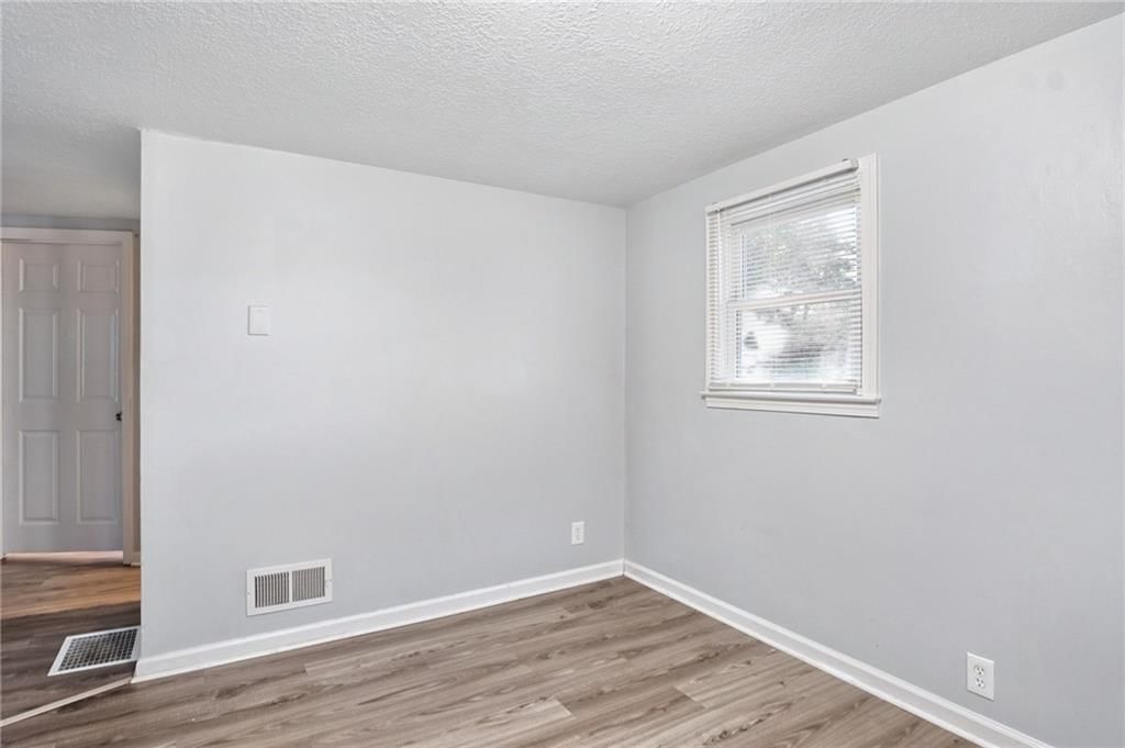 Photo 10 of 33 - 2316 Blue Ridge Terrace, Independence, MO 64052