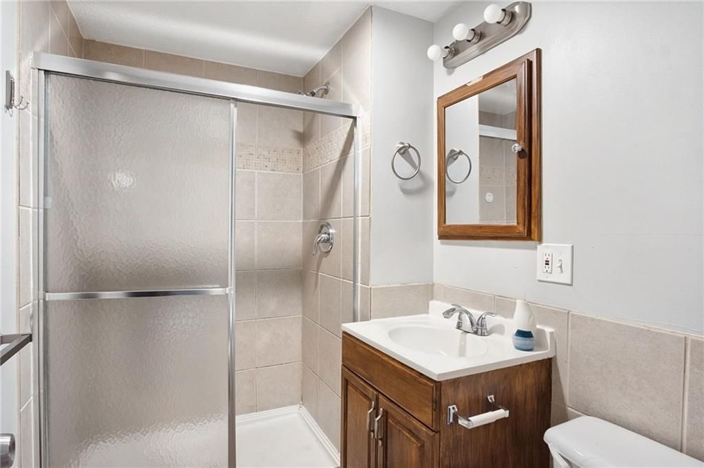 Tiled shower at 2316 Blue Ridge Terrace, Independence, MO 64052