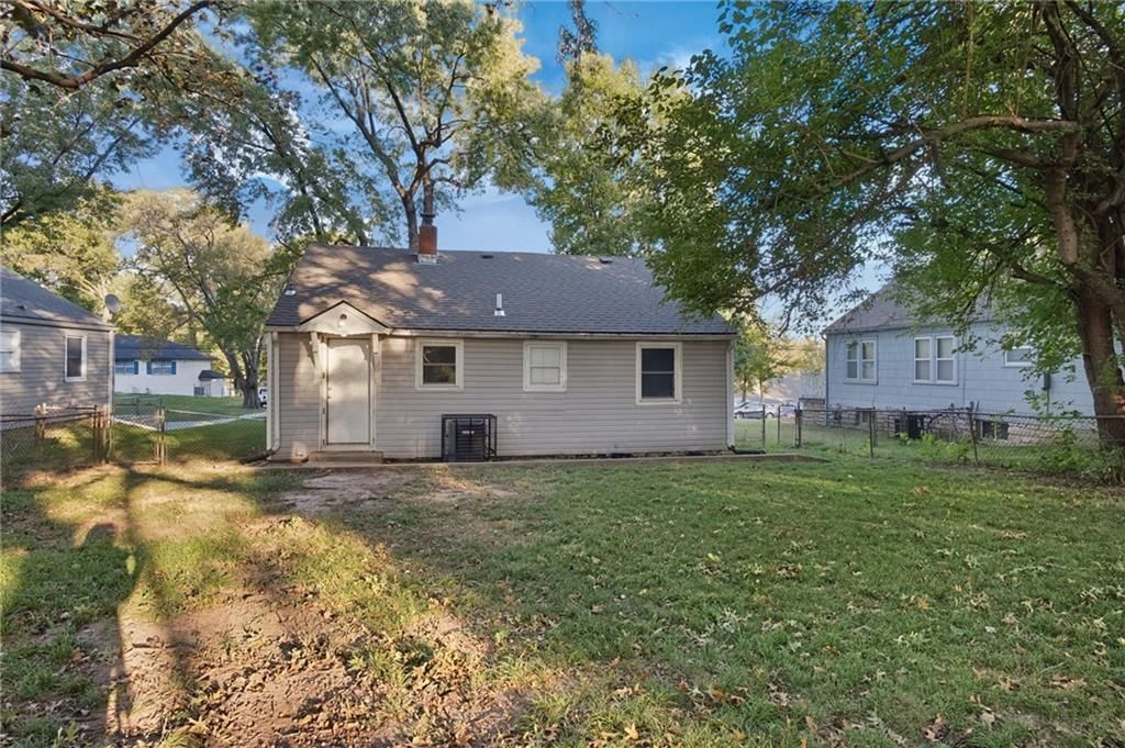 Photo 23 of 33 - 2316 Blue Ridge Terrace, Independence, MO 64052